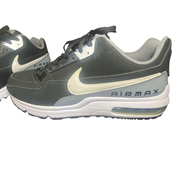 Men’s Nike Black and White Air Max Shoes - Picture 6 of 8